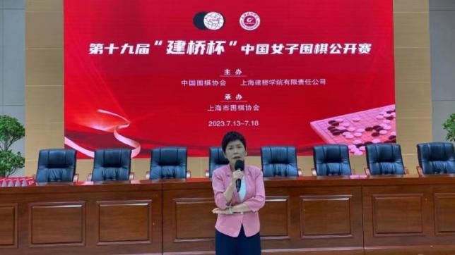 值得一 《动物乌托邦》曝剧照 狐狸兔子首次3D形式亮相 2015-06-10 由迪士尼出品的新片《动物乌托邦》曝光首张剧照，分别是越狱犯狐狸尼克和警察兔子朱迪，而尼克一脸轻松愉悦兔子朱迪似乎被什么东西绊倒，样子狼狈不堪。