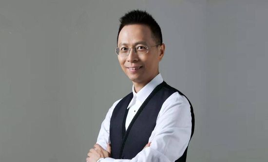 在他的各类评论区里，至今仍有许多人称呼他为“大仁哥”。