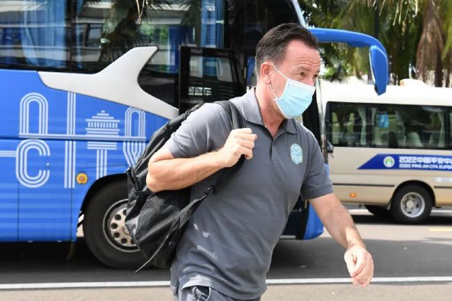 “美国队长”的替身演员穿战袍、背盾牌、骑摩托车出现在片场。