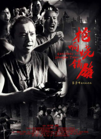 在这组大片中，杨幂或双眼凝神直视镜头，或歪头沉思不拘一格，举手投足间流露出的成熟魅力，大秀高贵大气的御姐范。