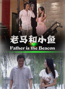 品牌代言人周迅身着经典款斜纹软呢连衣裙现身，大方秀出美腿，尽显成熟气质。