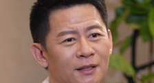 虽然礼服很是遮肉，但是也难挡她丰腴的身材，尤其是当她换上一袭黑色包臀短裙现身宴席时。