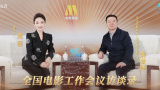 斯嘉丽·约翰逊（Scarlett Johansson）条纹衫配黑色长裤撑场。